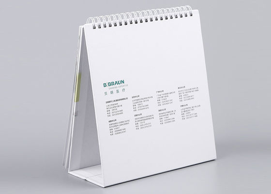 Σπείρα - συνδεδεμένο εβδομαδιαίο ημερολόγιο γραφείων, πλήρης μικρή στάση χρώματος επάνω στο ημερολόγιο γραφείων