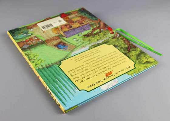 4 τα παιδιά εκτύπωσης χρώματος σκάουν επάνω τα βιβλία/τρισδιάστατος σκάουν επάνω το βιβλίο με τη σύνδεση βελονιών σελών