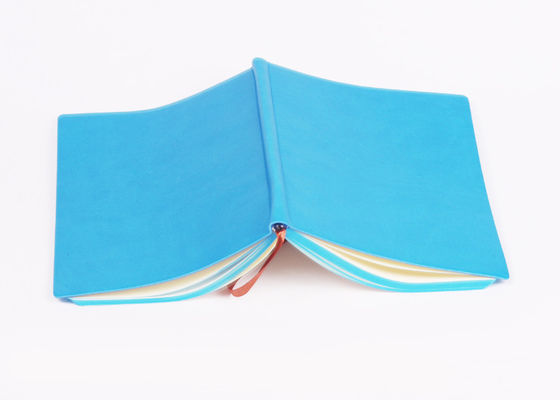 Ανοικτό μπλε μαλακό σημειωματάριο κάλυψης δέρματος PU με την άκρη χρώματος και τη ζώνη κοιλιών