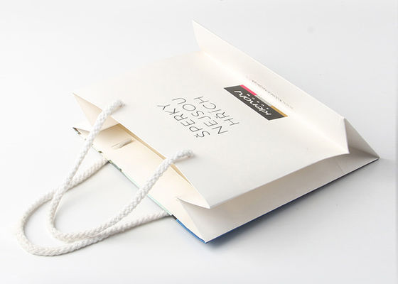 Το έγγραφο της Kraft χρωμάτισε τις τσάντες εγγράφου με τη στιλπνή ελασματοποίηση, άσπρες εξατομικευμένες τσάντες εγγράφου