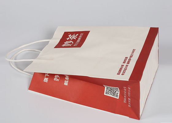 Οι κόκκινες τυπωμένες διακοσμητικές τσάντες, συνήθεια που ανακυκλώνεται παίρνουν μαζί τις τσάντες αγορών εγγράφου
