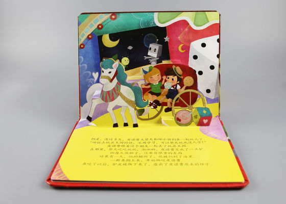 Μαλακός σχετικά με τα λαϊκά επάνω βιβλία Χριστουγέννων μπροστινής κάλυψης με το χαρακτήρα παιδιών κινούμενων σχεδίων