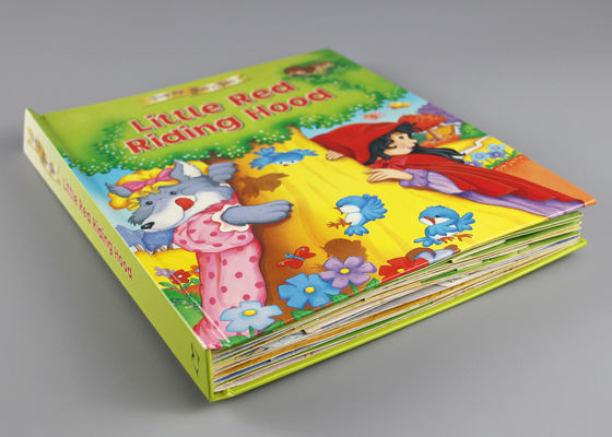 Τα φανταχτερά πλήρη παιδιά χρώματος σκάουν επάνω τα βιβλία σχολιάζουν το έγγραφο τέχνης και τη σπειροειδή σύνδεση
